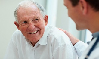 idoso-sorrindo-medico.jpg